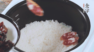 開蓋觀察飯，水微微收干，放入切好的金字香腸、醬肉、醬肉香腸。