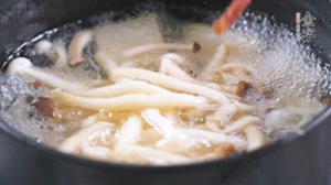 依次放火腿、豆腐，加水大火燒開(kāi)，小火燉煮20分鐘，出鍋前撒上蔥花即可。