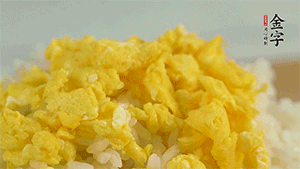 將雞蛋碎、西蘭花碎和放涼的米飯混合，用少許鹽、橄欖油調(diào)味。