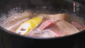 火肉、豬肉加料酒、清水大火煮開(kāi)后，加入春筍小火慢燉40分鐘，出鍋前撒蔥花即可。