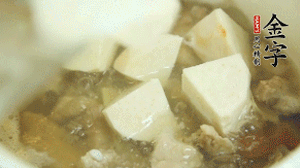 加入適量清水、黃酒燉開后，小火煮1小時(shí)即可。
