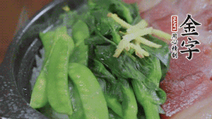 燜好的米飯開蓋，放入菜心、荷蘭豆，澆上調(diào)味汁拌勻。