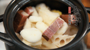 加水沒過食材，加料酒大火煮沸后，再小火燉煮1小時。（如果沒有砂鍋小火燉煮，用電飯煲的煮湯功能、高壓鍋也是可以的。）