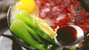 小火繼續(xù)燜，聞到米飯焦香關(guān)火繼續(xù)燜2分鐘。（微微的火力讓米飯和香腸融為一體，滋味互相滲透，又不至于讓米飯成熟太快而導(dǎo)致煳底。）