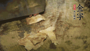 加適量溫水淹沒食材，大火燉至水沸后再小火慢燉1小時(shí)，出鍋前10分鐘加枸杞。（焯過(guò)水后的豬蹄不應(yīng)再用涼水，用溫水燉煮更容易軟爛。也可以用高壓鍋或者有煲湯功能的電飯煲，省時(shí)又便于入味。）