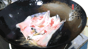 魚頭處理干凈后對(duì)半切開，入加熱油的鍋中略煎。
