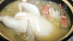 煮沸時(shí)加入蟲草花、香菇、紅棗，以料酒調(diào)味繼續(xù)小火燉煮1小時(shí)左右。