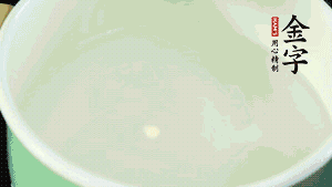 鍋中盛涼水，放入汆燙好的鴿子、火腿片、生姜片。
