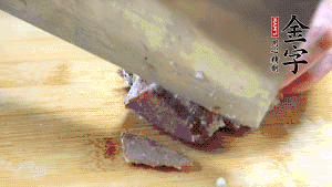 金字鹵牛肉打開(kāi)包裝，把牛肉切成片狀。（眼見(jiàn)為實(shí)，用一整塊牛肉鹵制的鹵牛肉哦，牛肉的香氣感覺(jué)撲鼻而來(lái)有木有！?。。?>
					</div>
					<span>步驟 6/7</span>
					<p>金字鹵牛肉打開(kāi)包裝，把牛肉切成片狀。（眼見(jiàn)為實(shí)，用一整塊牛肉鹵制的鹵牛肉哦，牛肉的香氣感覺(jué)撲鼻而來(lái)有木有?。。。?/p>
				</li><li>
					<div   id=