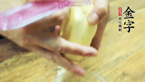 將食材洗凈，茄子、土豆切滾刀塊。