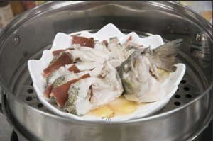 將鱸魚(yú)成花狀擺好，將火腿切片放入各縫隙中，放入鍋中隔水蒸12分鐘拿出，撒上蔥花即可。