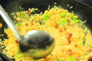 然后加入炒好的食材混合均勻，炒熟即可。出鍋前加少許黑胡椒、鹽和蔥花就可以啦?。?！