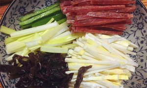 黑木耳泡發(fā)，黑木耳、韭黃、雷筍、青椒切成絲。