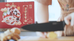 將處理好的老鴨放入冷水鍋中，丟入姜片，冷水煮沸去腥。
