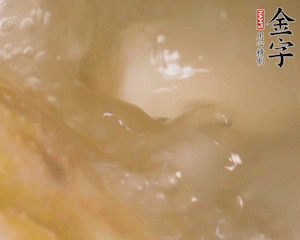 沸騰后撈出蔥結(jié)，小火燉45分鐘，加山藥再燉15分鐘。