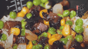 出鍋前加蠔油、生抽調(diào)味，撒點熟白芝麻即可。