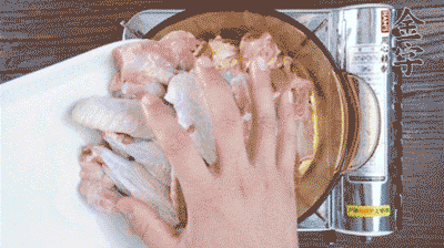 加料酒、蔥姜焯水2分鐘，清洗備用。