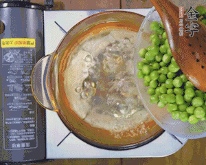 豌豆粒焯水30秒，過(guò)涼水。