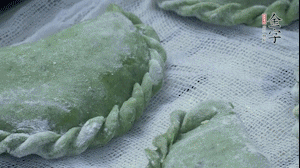 【制作】2.蒸架上墊浸濕的屜布，再放上清明果，大火蒸10~15分鐘，完成，出鍋啦！