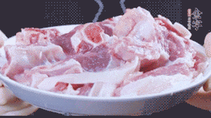 新鮮羊肉冷水入鍋，加姜片、清水焯水，除去血沫。