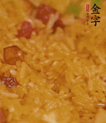 放一撮鹽、生抽少許，倒入炸好的芋頭。最后撒蔥花、蒜末翻炒均勻。