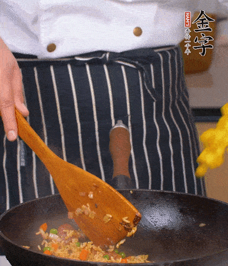加咖喱塊、少許鹽、白糖調(diào)味，炒至咖喱塊融化后，倒米飯，翻炒至每粒米飯都包裹上咖喱，再放黃椒、青椒粒，出鍋前加菠蘿粒和小蔥翻拌均勻。