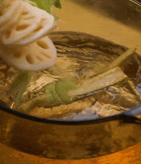 把玉米筍（對半切開）、西芹（切斜片）、蓮藕（切片），放入開水鍋內，加點少許鹽、油，汆燙2分鐘。