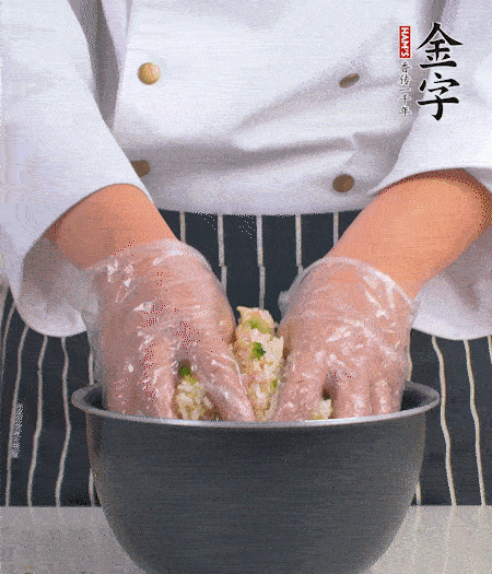 米飯中放西蘭花碎、咸肉丁，加少許黑胡椒、十來滴橄欖油拌勻。