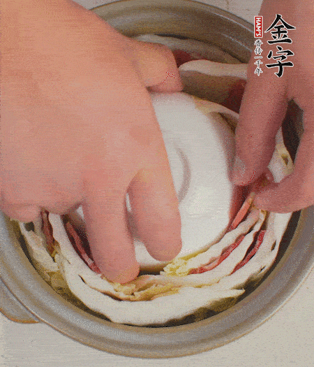 寬度剛好是鍋的高度?？垡粋€(gè)小碗更有助于幫助造型。