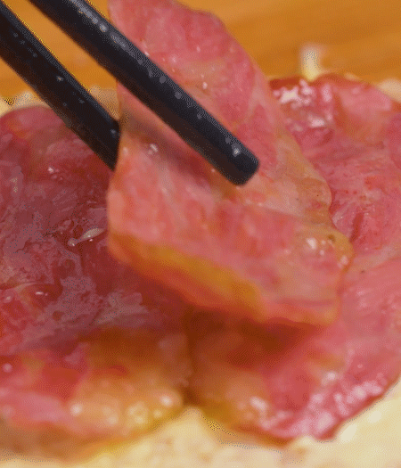放上火腿、芝士片、生菜，再放一片土司。