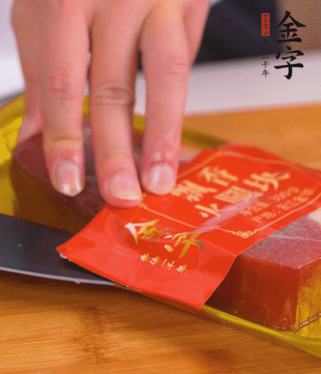 金字火腿切片，生姜切絲，蔥白切末。