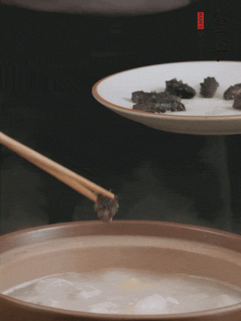 期間雞湯燉到80分鐘時，加小海參再燉10分鐘。
