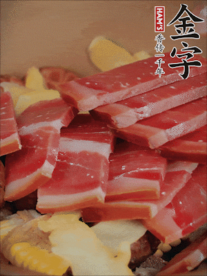 除鮑魚外的所有材料放進(jìn)鍋里，加清水、姜、黃酒，大火燒開，轉(zhuǎn)小火煲90分鐘。