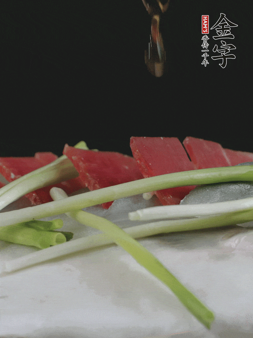 蔥白置于魚(yú)身，放適量豌豆，淋上花雕酒。