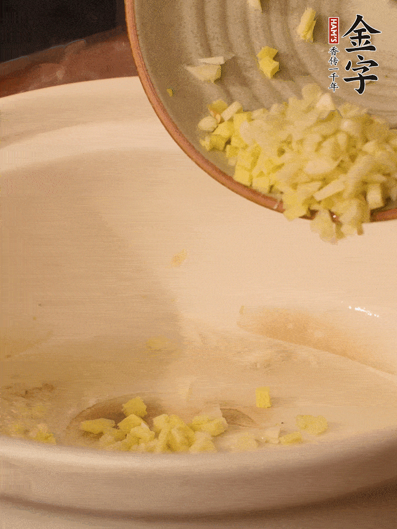 熱油下鍋，姜爆香。下冬瓜略微翻炒。