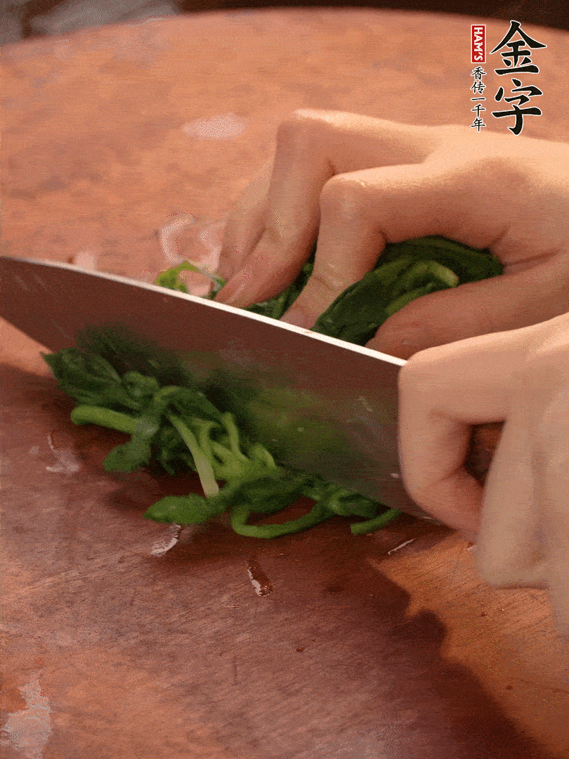 晾涼拽干水份，切碎備用。