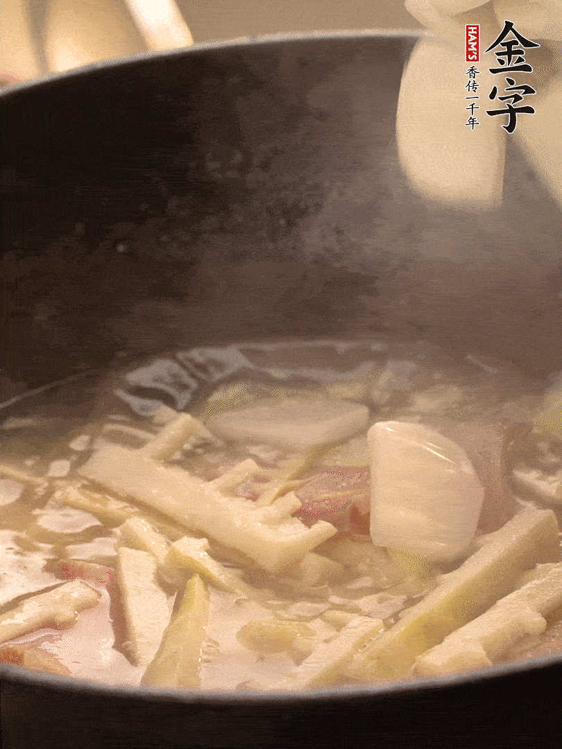 加一點開水后，放年糕燜2分鐘至軟。