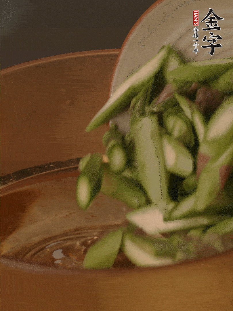蘆筍、白玉菇焯水30秒備用。