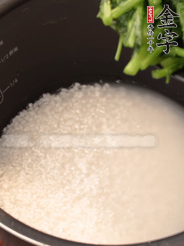 茼蒿、香腸放入浸泡好的大米，水沒過大米半指煮熟。
