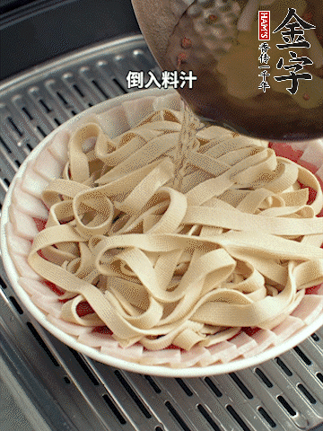 將料汁倒入食材中，改上保鮮膜蒸半小時。