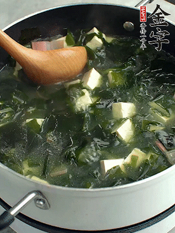 煮到沸騰后，再放入豆腐蓋蓋子煮3分鐘。