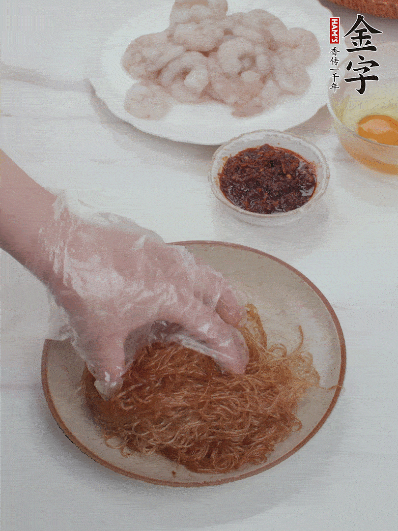 粉絲泡軟后，入沸水煮10秒，撈出后加1/2勺老抽、1/2勺食用油挑松。