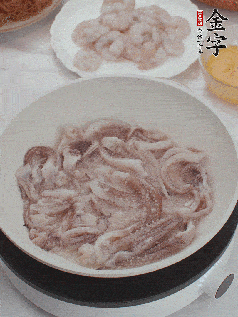 蝦仁、魷魚滑油，蛋液炒制半熟。