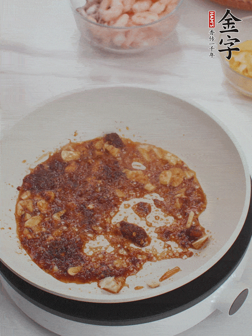 冷鍋熱油，1大勺金字火腿XO醬、蒜末炒香，倒粉絲一起炒。