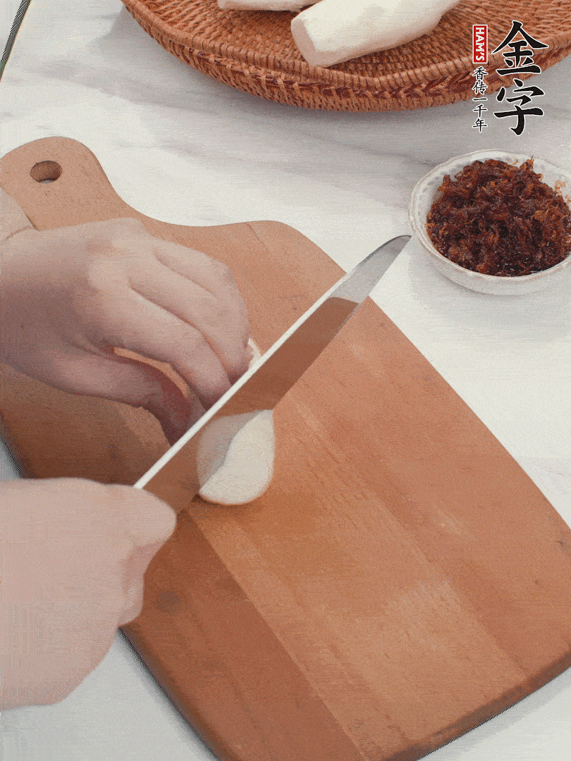 茭白剝殼，洗凈后切滾刀塊。