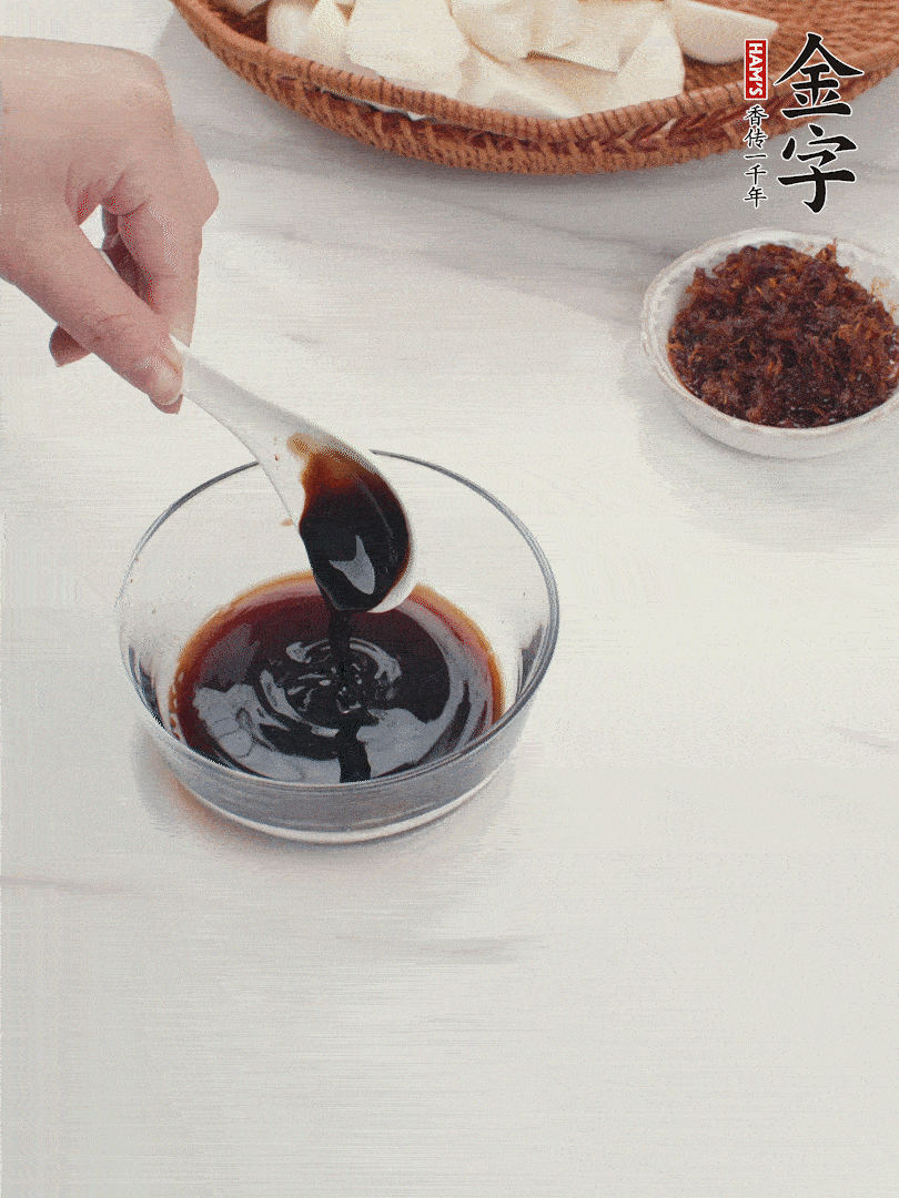 將生抽、老抽、黃酒和白砂糖在小碗里調(diào)成味汁。