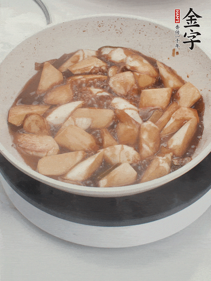 待茭白煸到微微發(fā)黃加入調(diào)好的味汁翻炒。加一小碗清水蓋蓋子燜3-4分鐘。