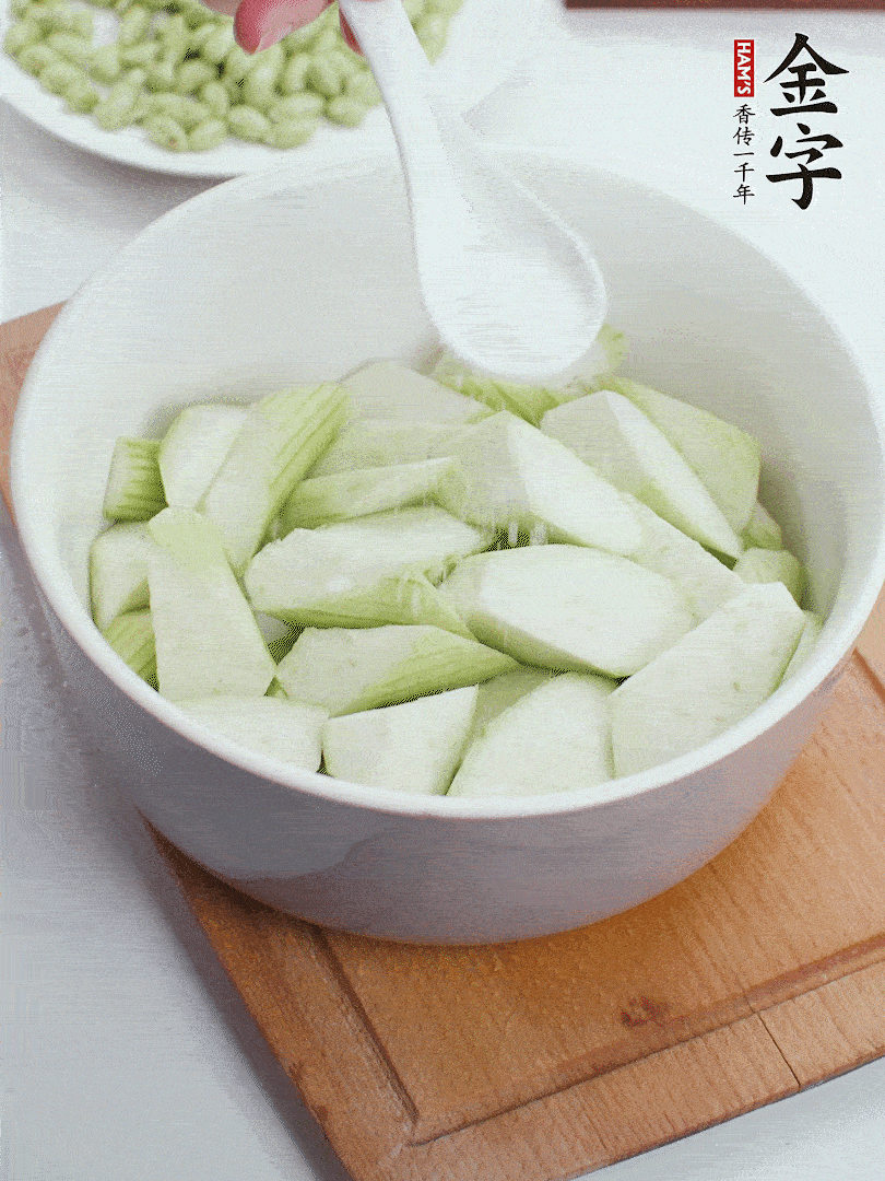 水中加1勺鹽浸泡，防止變黑。