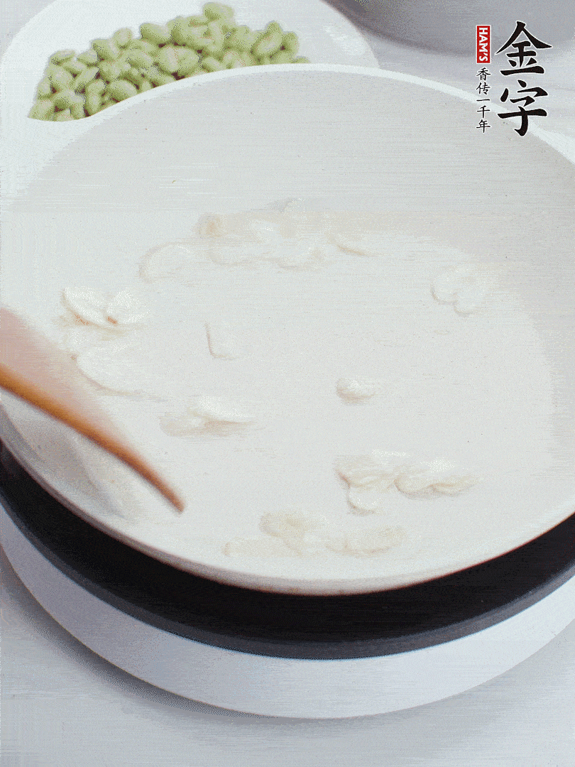 金字淡咸肉煮15分鐘，撈出切片。油5成熱時(shí)，蒜末、咸肉爆香。