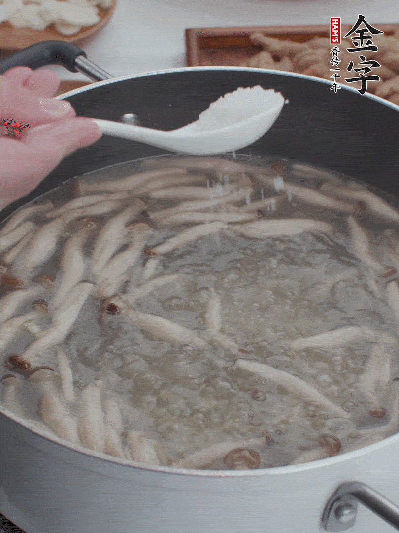 1勺鹽、一點(diǎn)胡椒粉調(diào)味。
